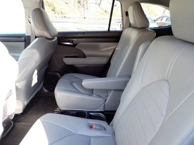 2022 Toyota Highlander Hybrid XLE