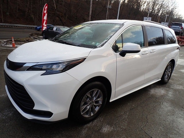 2025 Toyota Sienna LE 8 Passenger