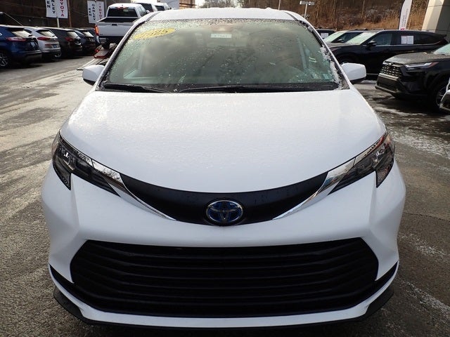 2025 Toyota Sienna LE 8 Passenger