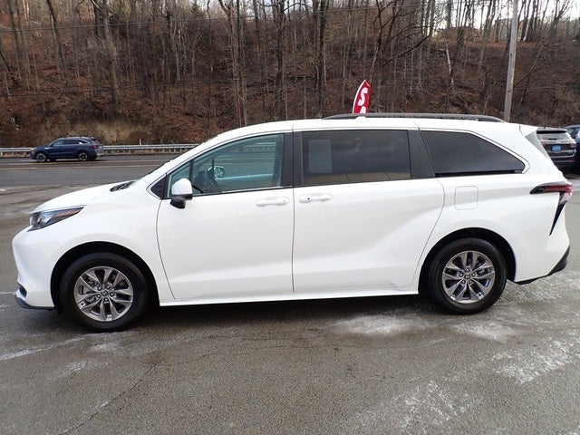 2025 Toyota Sienna LE 8 Passenger