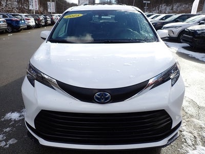 2025 Toyota Sienna LE 8 Passenger