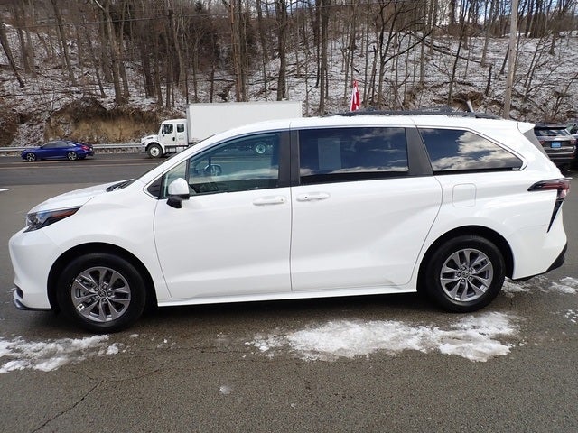 2025 Toyota Sienna LE 8 Passenger